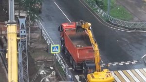 В Ярославле экскаватор капает воздух