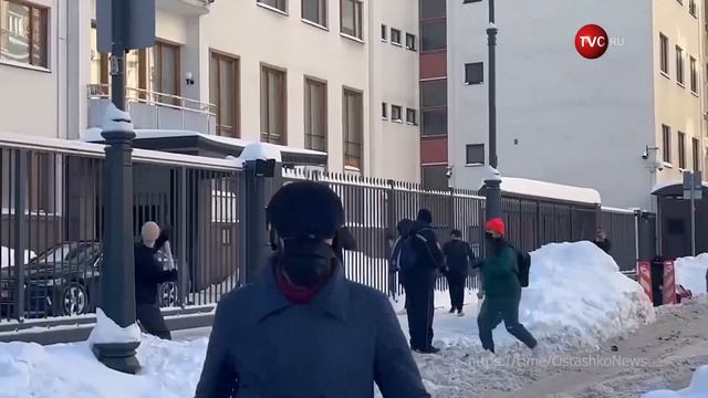 Неизвестные забросали кувалдами посольство Финляндии в Москве / События на ТВЦ