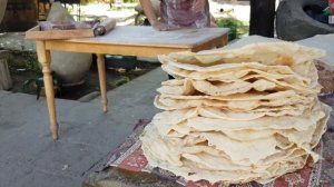 как пекут лаваш в тандыре в Гарни   how lavash is baked in the tandoor in Garni