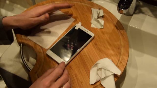 ЖЕНА КЛЕИТ ЗАЩИТНОЕ СТЕКЛО НА Xiaomi Redmi Note 4 смотреть онлайн