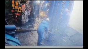 Х... знает, что они делали, но трубу по телу сломали🤔