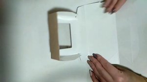 Как сложить крафт коробку с окошком. Как сложить маленькую коробку для подарка.