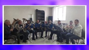 Духовой оркестр играет Диксиленд