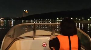 Катаемся на катере по ночной Москве