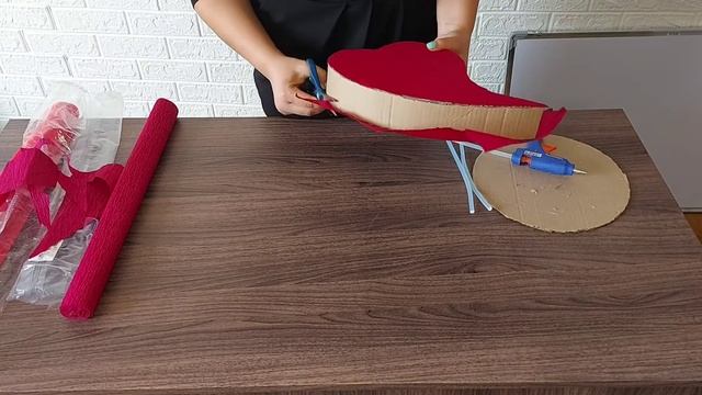 Торт из киндеров. Как сделать подарок из конфет своими руками.Свит бокс.Букет из конфет смотреть онлайн