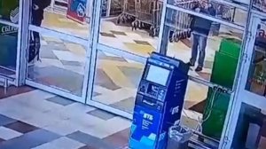 Забыл деньги в банкомате, чем не преминули воспользоваться