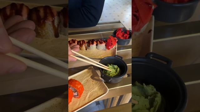 Теперь ты знаешь как кушать суши и роллы 😉 смотреть онлайн