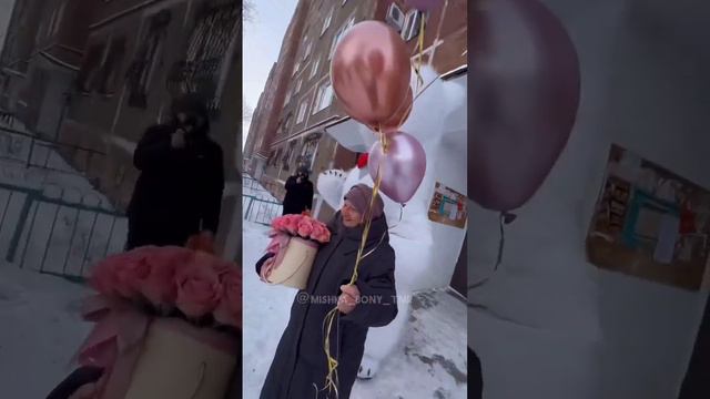 Большой Белый Мишка Бони спешит поздравить бабулю с юбилеем. Всем бы так выглядеть в 90 😍. Темиртау смотреть онлайн