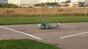 Гигантская модель вертолета с турбореактивным двигателем