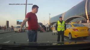 Мужик успокоил дерзких бомбил в Домодедово