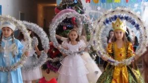 Новогодний утренник Танец с обручами 2 класс