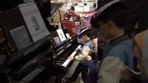 Маленький мальчик потрясающе играет на фортепиано!