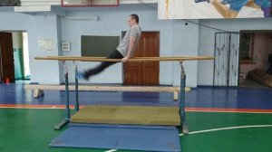 Комбинация на брусьях (для девушек)