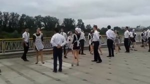 Вальс выпускников на набережной. Тюмень - июнь-2015