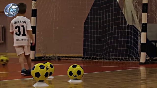 Маленькие чемпионы тренируются в футбольной академии Griff⚽n смотреть онлайн