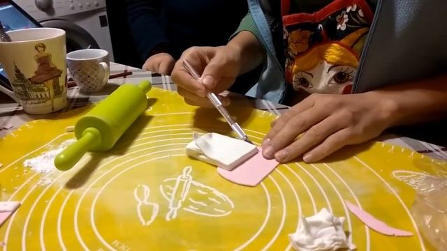 Тортик для девочки на первый годик. Оформление торта из мастики. смотреть онлайн