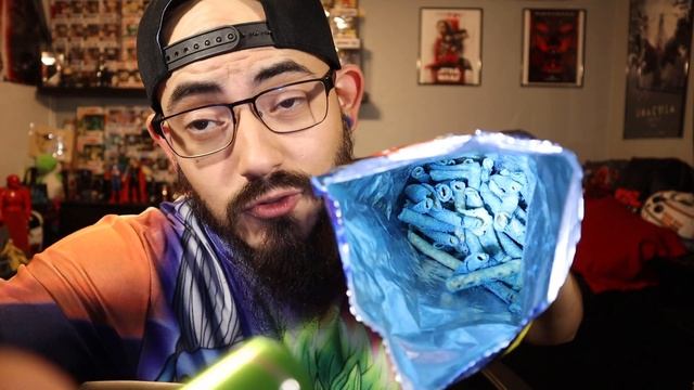 BLUE TAKIS! | SPIKE REVIEWS смотреть онлайн