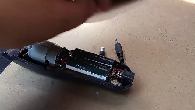 Установка другого гнезда зарядки, в машинку для стрижки. смотреть онлайн