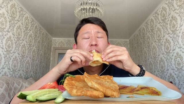 МУКБАНГ 4 ОГРОМНЫХ ХРУСТЯЩИХ ЧЕБУРЕКА ПРО МНОГОЖЁНСТВО?  MUKBANG JUICY CHEBUREK NOT ASMR смотреть онлайн