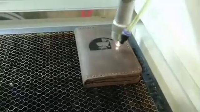 Лазерный станок гравировка кожи смотреть онлайн