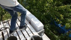 Укладка первого ряда газоблока поверх армопояса и балок перекрытия. ч.-8