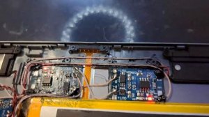 Петрович ремонтирует планшет HTC A100 A101 с проблемой "не заряжается".  Придумал свою конструкцию.