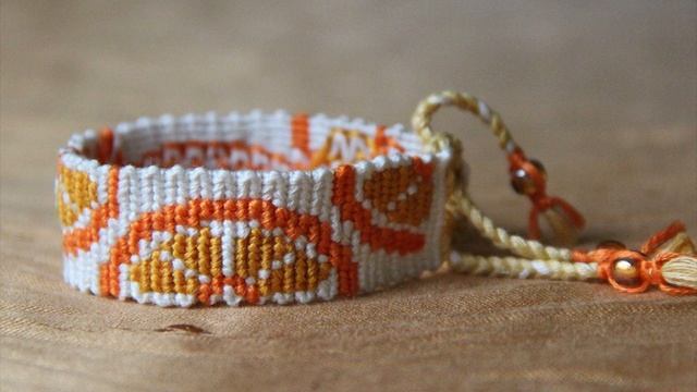 Фенечки из чего плетут. Как сплести фенечки в домашних условиях? Браслеты фенечка.