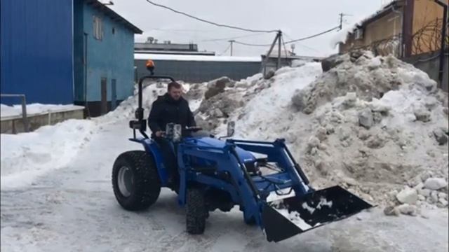 Мал и не только удал! Трактор Solis 20 с фронтальным погрузчиком смотреть онлайн