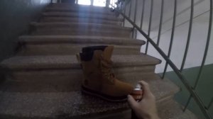 Как правильно наносить спрей на ботинки?