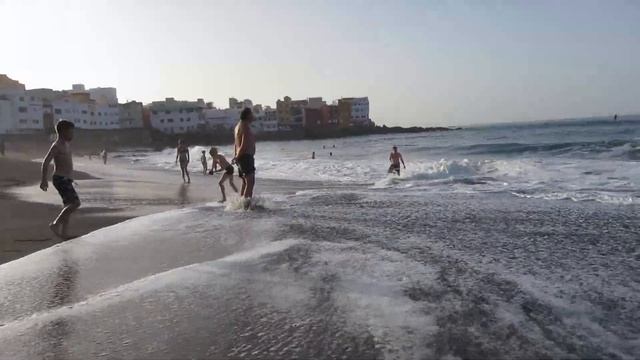 Waves of Playa Jardin, Tenerife during the Red Flags смотреть онлайн
