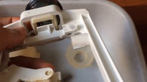 Как починить кнопку унитаза / How to fix toilet pan button (Roca)