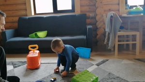 Тима играет в горку пожиратель с папой.