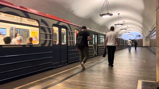 Метропоезд 81-717/714.5М "Номерной" станция метро Новокузнецкая смотреть онлайн