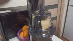 натуральный цитрусовый сок в шнековой соковыжималки.
