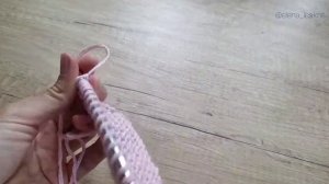 Красивый вырез горловины и проймы спицами.