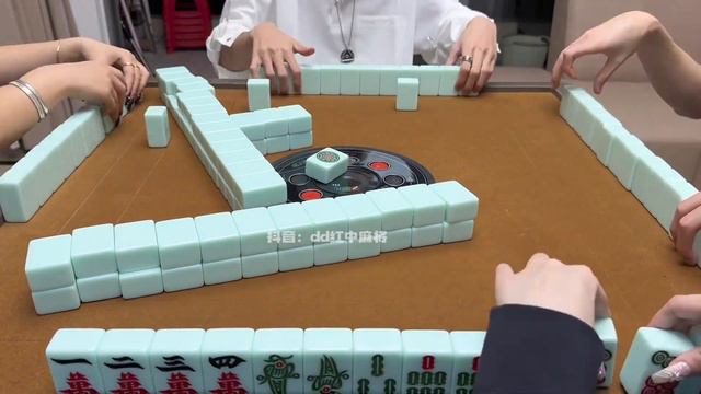 嘿嘿是运气非常好的二月呀#红中麻将 смотреть онлайн