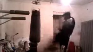 Отработка ударов ногами и руками на груше.