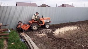 фрезеруем землю на маленькой площади мини трактором КУБОТА В1200.