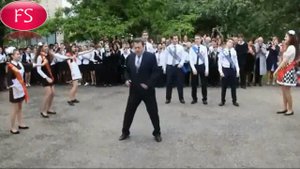 Директор саратовского лицея зажег в танце на последнем звонке