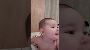 Ребенок впервые увидел телефон..