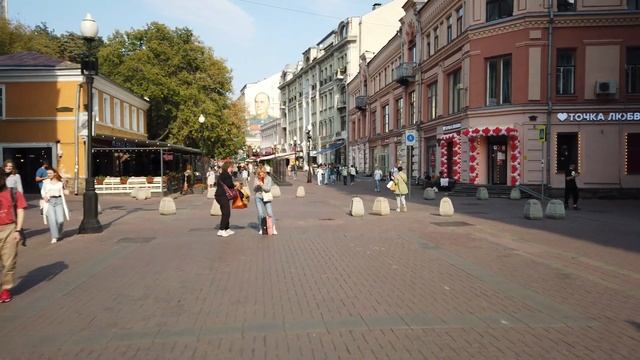 Прогулка по Москве. Старый Арбат. Пешеходная улица в центре города.