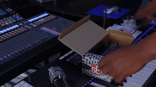 sE Electronics V7 Chrome Unboxing смотреть онлайн