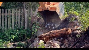 Демонтаж старого фундамента / Выкорчевали пни с помощью экскаватора / Откопали яму на участке