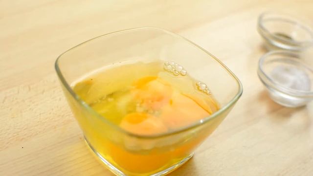 ЗАВТРАК ЯЙЦА С БЕКОНОМ И СЫРОМ НА БУЛОЧКЕ смотреть онлайн