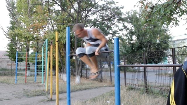 Очень сложный и опасный элемент на турнике !!! смотреть онлайн