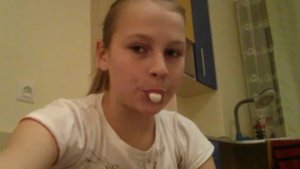 Надувание большого шарика из жувачки