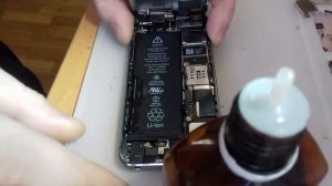 Как достать Аккумулятор с любого iPhone на примере 5S