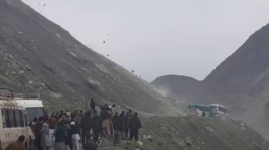 Пакистан. Каменный дождь накрыл автобусы (19.03.2016 г.)