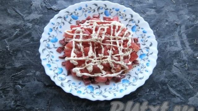 Салат Восточный с колбасой, помидорами и сыром