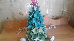 Елка из Фикс Прайса; елка из яичных ячеек и варежки Деда Мороза из бумаги. ???